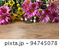 木材背景の菊の花束 94745078