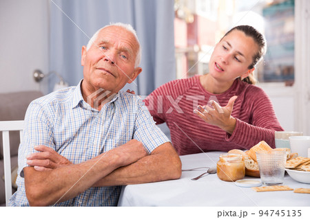 Adult daughter apologizes to father after quarrel Adult daughter apologizes to father after quarrel 94745135
