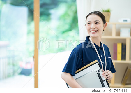 介護士、女性、看護師、介護福祉士、老人ホーム、介護、介護施設、笑顔、女性介護士、シニア、介護スタッフ 94745411
