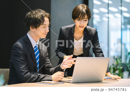 ミーティングで打ち合わせする男女 94745781