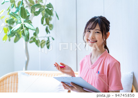 カウンセリングする若い看護師の女性 94745850