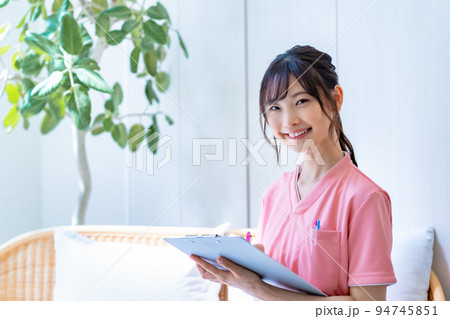カウンセリングする若い看護師の女性 カウンセリングする若い看護師の女性 94745851