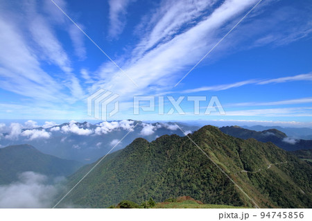 瓶ヶ森山頂から西黒森を眺める　秋の空　（四国　愛媛県） 94745856