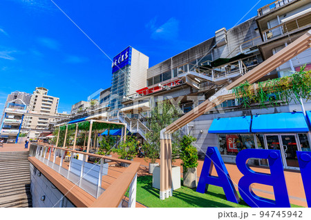 東京　港区台場の都市風景　デックス東京ビーチ 94745942