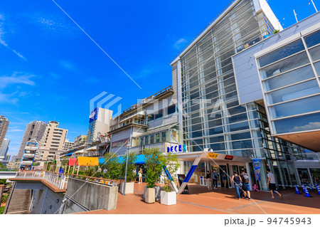 東京　港区台場の都市風景　デックス東京ビーチ 94745943