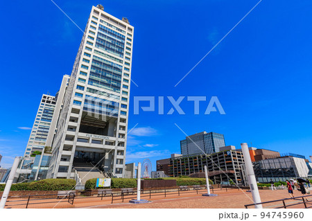 東京　港区台場の都市風景　フジテレビとダイバーシティ東京 プラザ 94745960