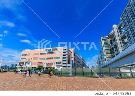 東京　港区台場の都市風景　アクアシティお台場とフジテレビ 94745963