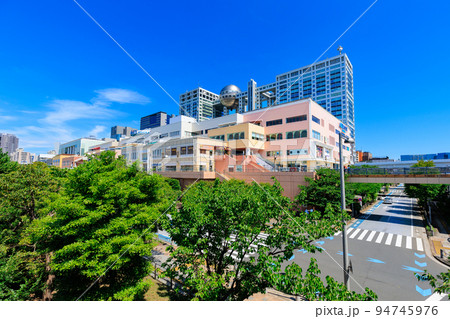 東京　港区台場の都市風景　アクアシティお台場とフジテレビ 94745976