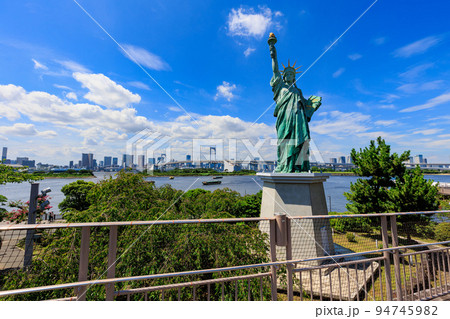 東京 港区台場の都市風景 お台場海浜公園の自由の女神像とレインボーブリッジ 東京 港区台場の都市風景 お台場海浜公園の自由の女神像とレインボーブリッジ 94745982