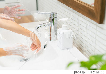 洗面所で手を洗う親子　パーツ 94746186
