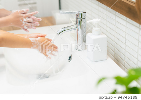 洗面所で手を洗う親子　パーツ 94746189