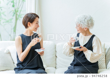 リビングでお茶を飲む親子 リビングでお茶を飲む親子 94746258