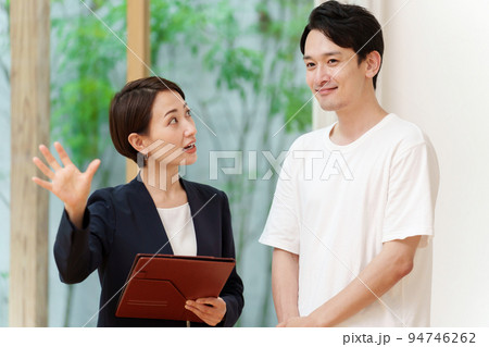 不動産の案内をするビジネスウーマン 94746262