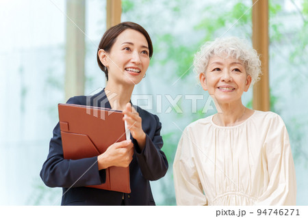 シニア女性に説明をするビジネスウーマン シニア女性に説明をするビジネスウーマン 94746271