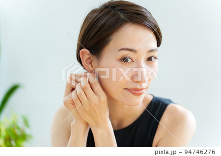 ピアスを付ける若い女性 ピアスを付ける若い女性 94746276