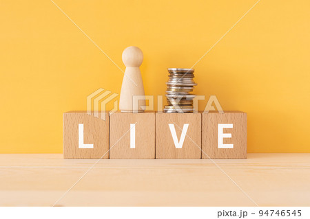 LIVEと書かれたブロックと人形とコイン LIVEと書かれたブロックと人形とコイン 94746545