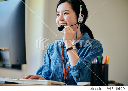 オフィスで電話対応をする若い女性 94746600