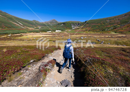 登山をする子供　秋の旭岳 94746728