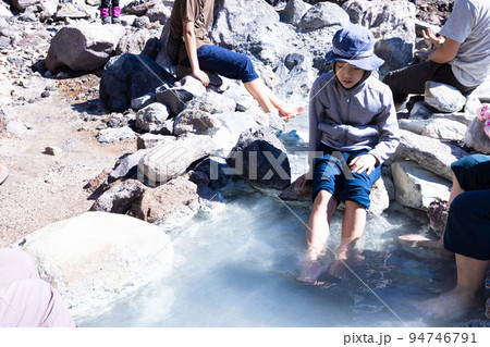 登山をする子供　大雪山　中岳温泉 94746791