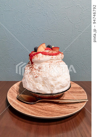 フルーツが乗ってるふわふわかき氷 94746792