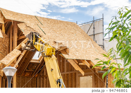 木造住宅 解体作業 バックホウ グラップル フォーク 油圧ショベル 木造住宅 解体作業 バックホウ グラップル フォーク 油圧ショベル 94746801