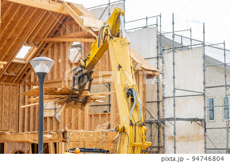木造住宅　解体作業　バックホウ　グラップル　フォーク　油圧ショベル 94746804