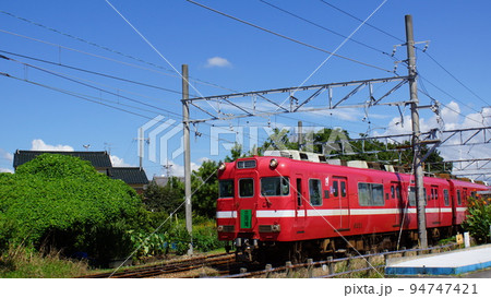 西浦駅を発車する名鉄電車 94747421