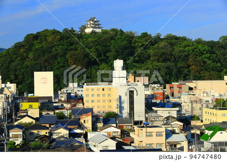 【愛媛県】晴天の宇和島市街地と宇和島城 94747480