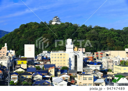 【愛媛県】晴天の宇和島市街地と宇和島城 94747489
