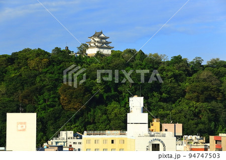 【愛媛県】晴天の宇和島市街地と宇和島城 94747503