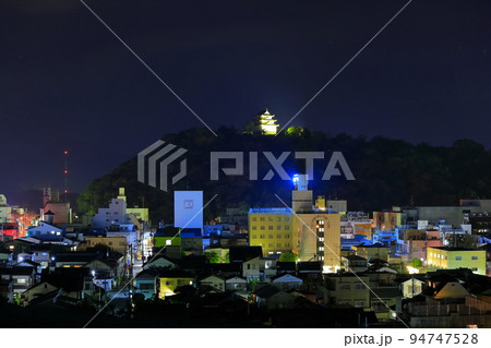 【愛媛県】宇和島市街地と宇和島城の夜景 94747528
