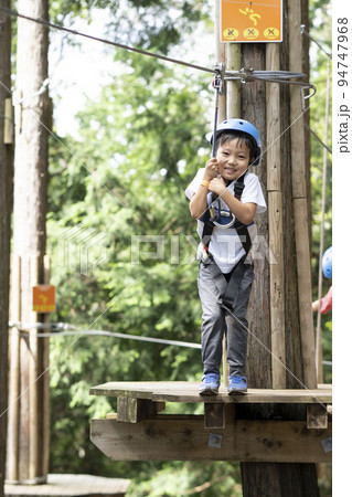 アスレチックを心から楽しむ幸せな男の子 94747968