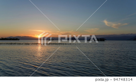 琵琶湖に沈む夕日の情景@滋賀 琵琶湖に沈む夕日の情景@滋賀 94748314