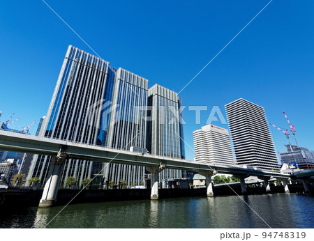 大阪市北区 渡辺橋から見る堂島川とアクア堂島 94748319
