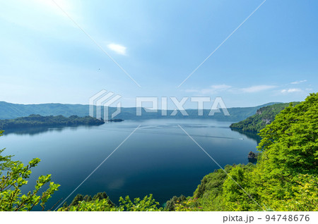 【青森県十和田湖】瞰湖台から眺める十和田湖は開放的な大パノラマ 94748676