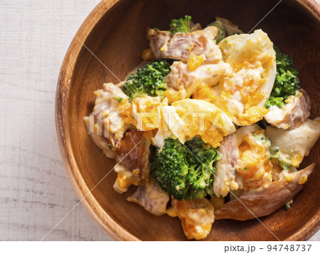 ブロッコリーとゆで卵とサラダチキンのサラダ ブロッコリーとゆで卵とサラダチキンのサラダ 94748737