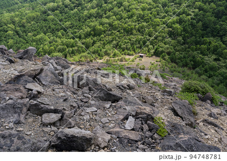 小浅間山 山頂から観る 火山岩の風景 長野県 軽井沢町 小浅間山 山頂から観る 火山岩の風景 長野県 軽井沢町 94748781