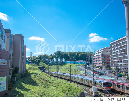 電車が走る風景 94748823