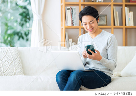 テレワーク リモートワーク パソコン 男性 リビング ライフスタイル テレワーク リモートワーク パソコン 男性 リビング ライフスタイル 94748885