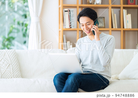 テレワーク リモートワーク パソコン 男性 リビング ライフスタイル テレワーク リモートワーク パソコン 男性 リビング ライフスタイル 94748886