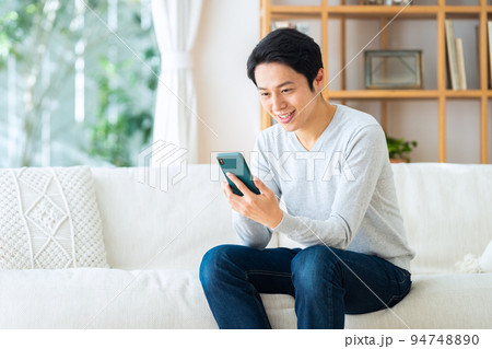 スマホ　男性　リビング　ライフスタイル 94748890