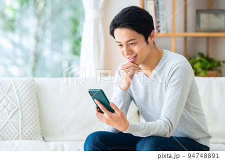 スマホ 男性 リビング ライフスタイル スマホ 男性 リビング ライフスタイル 94748891