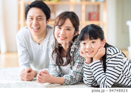 家族　ファミリー　親子　リビング　ライフスタイル 94748923