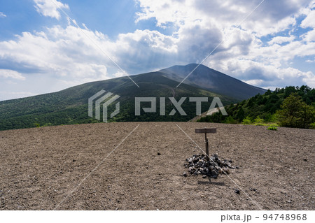 小浅間山　山頂から観る　浅間山　山頂の風景　長野県　軽井沢町 94748968