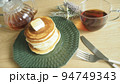 お家でまったりティータイムのパンケーキ 94749343