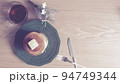 静かにまったり過ごすカフェタイムのパンケーキ 94749344
