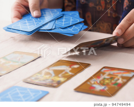 タロット占いでカードを選ぶアジア人女性 94749494