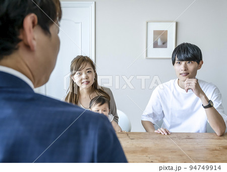 マンションの内観確認をする夫婦　リビング 94749914