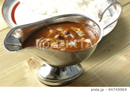平皿に盛られているライスとカレーポットに入っているハヤシソース 94749969