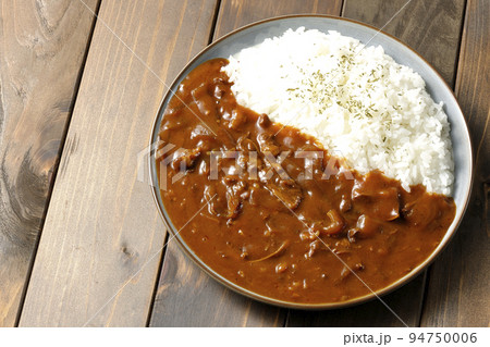 波々とソースが入っているハヤシライスを俯瞰で撮影 94750006
